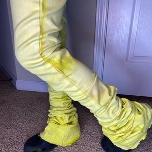 Yellow women’s size 2 stacked jeans